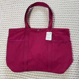 NWT lululemon daily multi pocket tote in passionate/ripened raspberry